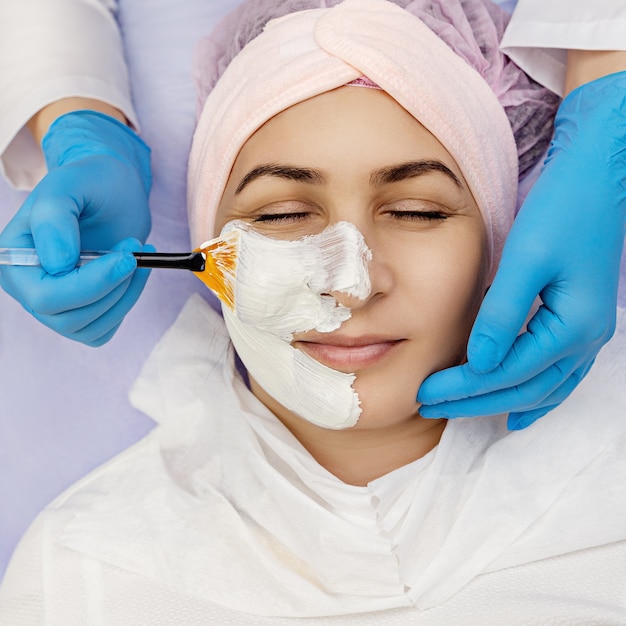 close-up-spa-therapy-woman_30090