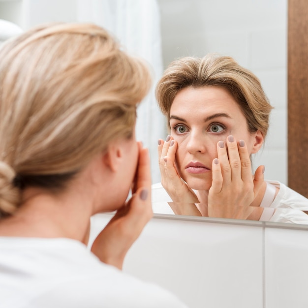 woman-checking-her-eyes-mirror_2